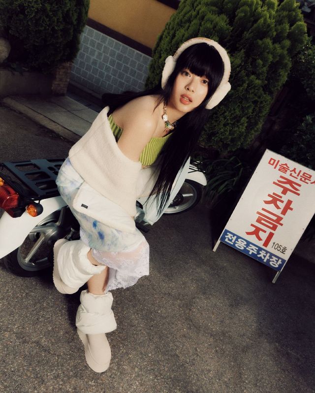 어그의 클래식 디퍼 푸퍼 슈즈를 신은 하니