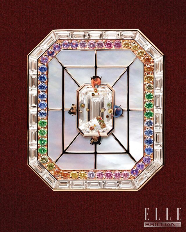 에메랄드 컷 다이아몬드에 블루·옐로·핑크 사파이어와 차보라이트 가닛을 장식한 디아프르 링은 HERMÈS.