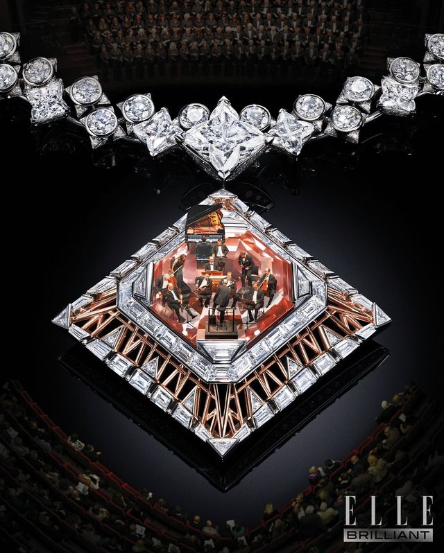 팬시 딥 브라운 핑크 다이아몬드, LV 모노그램 스타 컷 다이아몬드, 브릴리언트 컷 다이아몬드로 이루어진 쿠르 드 파리 네크리스는 LOUIS VUITTON.