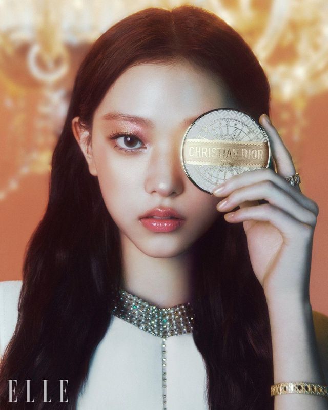 화이트 실크 톱은 Dior. 마이 디올 브레이슬릿과 링은 모두 Dior Joaillerie.