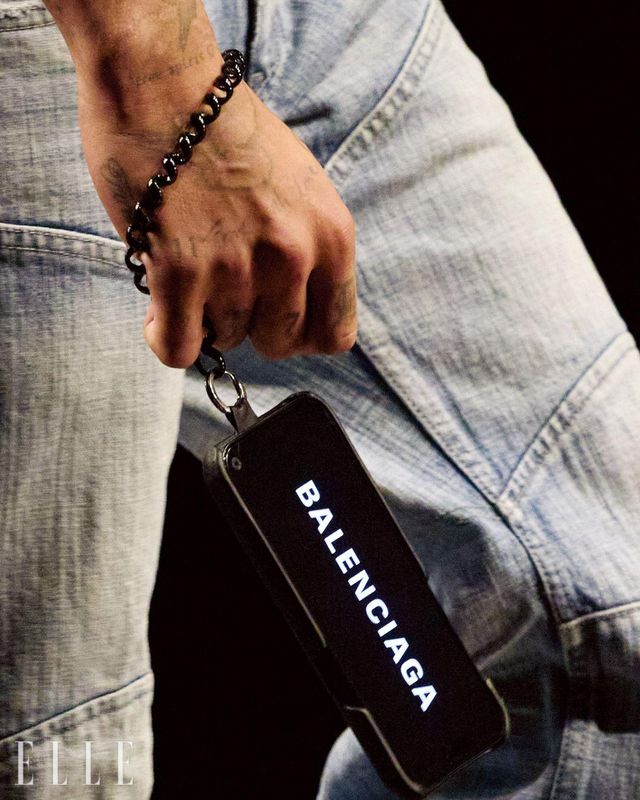 아이폰 케이스마저 브레이슬릿으로 탈바꿈하는 뎀나의 패션 세계!