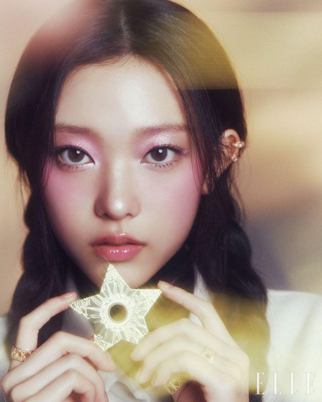 캐시미어 케이프는 Dior. 마이 디올 이어 커프와 링은 모두 Dior Joaillerie.