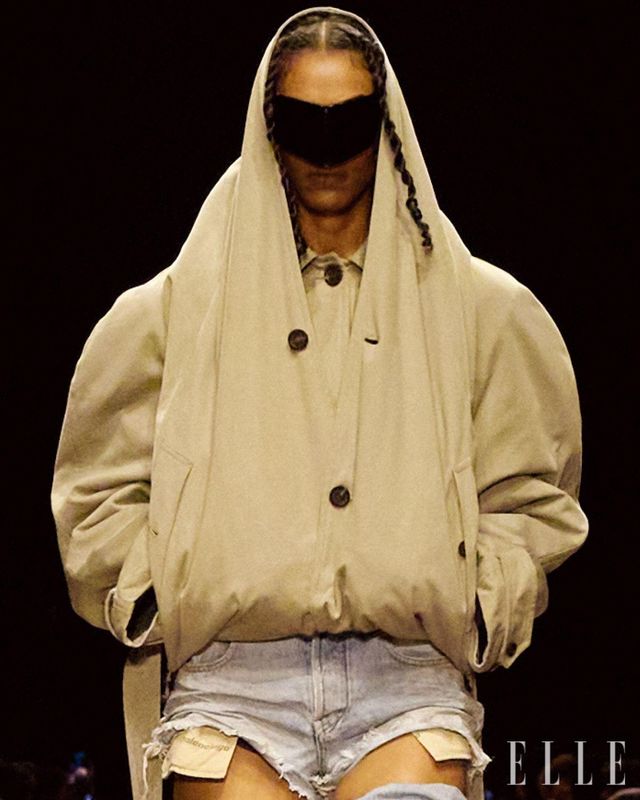 크롭트 보머 재킷으로 깜짝 변신을 꾀한 트렌치코트. 