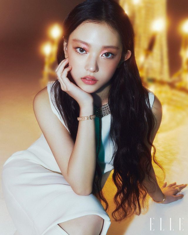 화이트 실크 톱과 스커트는 모두 Dior. 주얼리는 모두 Dior Joaillerie.