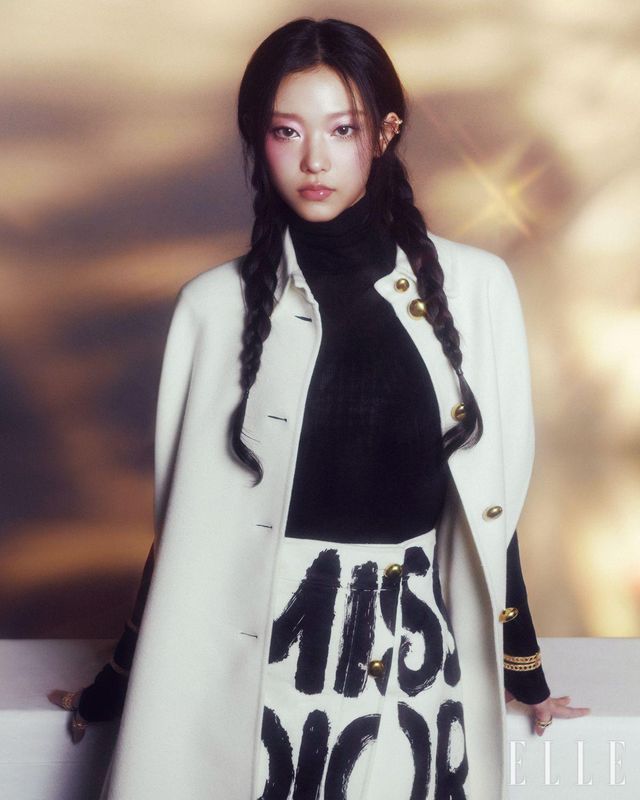 캐시미어 케이프와 블랙 터틀넥 스웨터, ‘Miss Dior Graffiti’ 패턴의 미니스커트는 모두 Dior. 핑크골드 & 다이아몬드 마이 디올 이어 커프와 옐로골드 & 블랙 래커 마이 디올 브레이슬릿, 링은 모두 Dior Joaillerie.