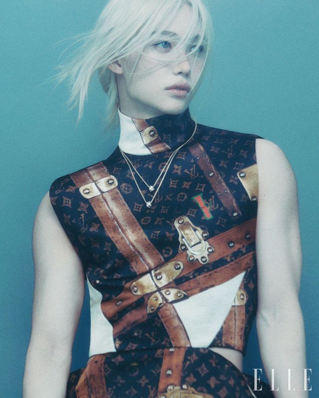 하우스의 아이코닉한 다미에 패턴을 주얼리로 형상화한 르 다미에 드 루이 비통 컬렉션 네크리스와 슬리브리스 컷아웃 톱은 모두 Louis Vuitton.