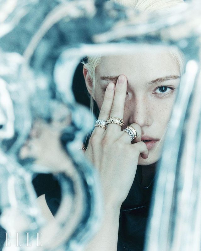 엄지에 착용한 옐로골드 르 다미에 드 루이 비통 링과 검지에 착용한 화이트골드 르 다미에 드 루이 비통 라지 링, 옐로골드 르 다미에 드 루이 비통 링, 중지에 착용한 다이아몬드를 2단 세팅한 르 다미에 드 루이 비통 더블 링, 약지에 착용한 옐로골드 르 다미에 드 루이 비통 링, 레이어드한 화이트골드 르 다미에 드 루이 비통 링, 블랙 레더 슬리브리스 톱은 모두 Louis Vuitton.