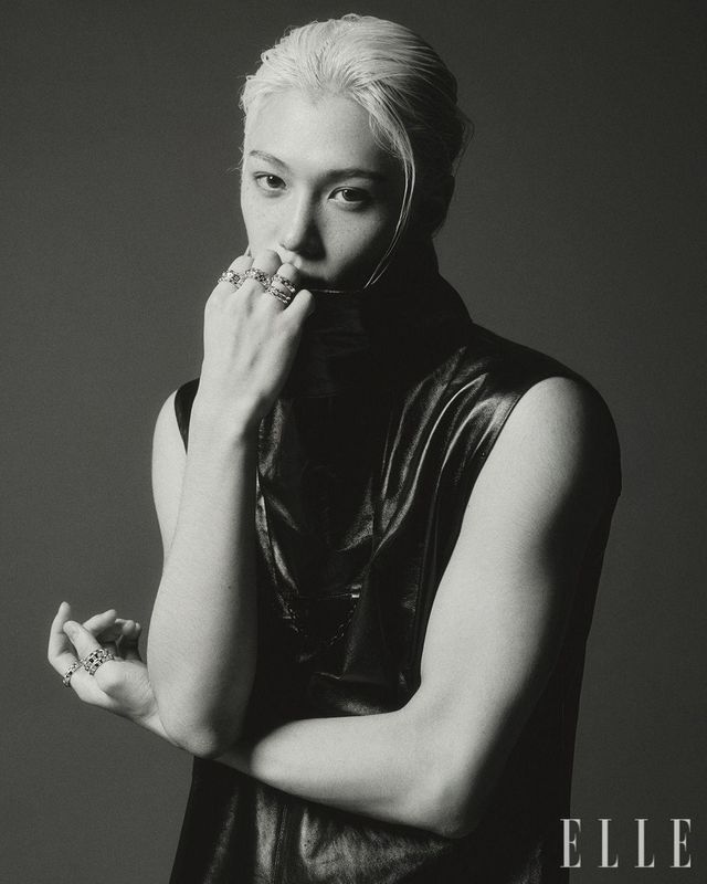 오른손 검지에 착용한 르 다미에 드 루이 비통 라지 링과 르 다미에 드 루이 비통 링, 중지에 착용한 다이아몬드를 2단 세팅한 르 다미에 드 루이 비통 더블 링, 약지에 착용한 르 다미에 드 루이 비통 링, 레이어드한 르 다미에 드 루이 비통 링, 왼손 엄지에 착용한 르 다미에 드 루이 비통 라지 링, 르 다미에 드 루이 비통 링, 검지에 착용한 르 다미에 드 루이 비통 링, 레더 슬리브리스 톱은 모두 Louis Vuitton.