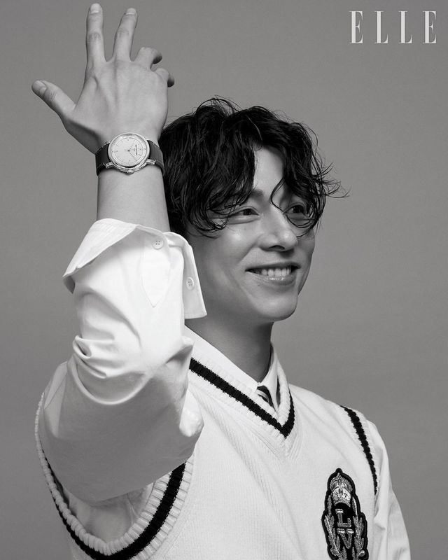 로즈골드 케이스에 실버 다이얼을 더한 39mm 크기 ‘에스칼’ 워치, 엠블럼 디테일의 니트 베스트와 셔츠, 타이는 모두 Louis Vuitton.