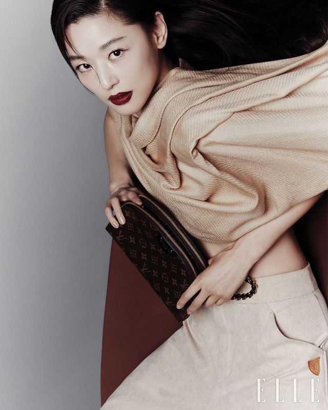 랩 스타일의 스카프 톱과 팬츠, 앵클부츠는 모두 Louis Vuitton.