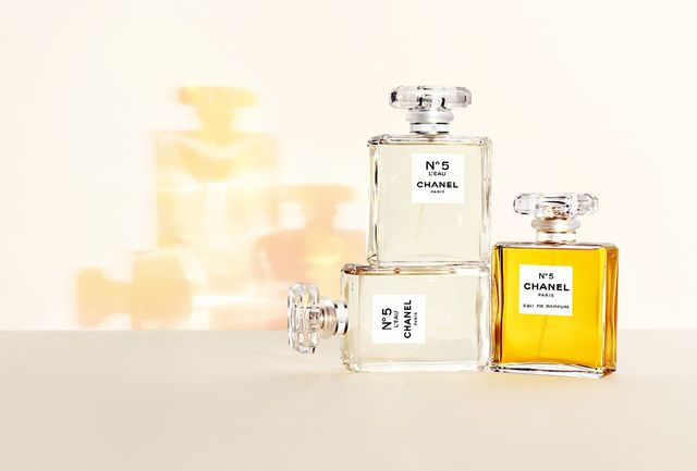 샤넬 하우스의 조향사 올리비에 뽈쥬가 기존 N°5에 시트러스 노트를 더해 싱그러운 꽃내음으로 재해석했다. N°5 로(L’EAU), 100ml 27만5천원. 알데하이드와 플로럴 노트를 혼합한 향기가 그 어떤 향수도 표현하지 못하는 샤넬만의 관능적인 무드를 완성한다. N°5 오 드 빠르펭, 100ml 27만5천원, 모두 Chanel. 