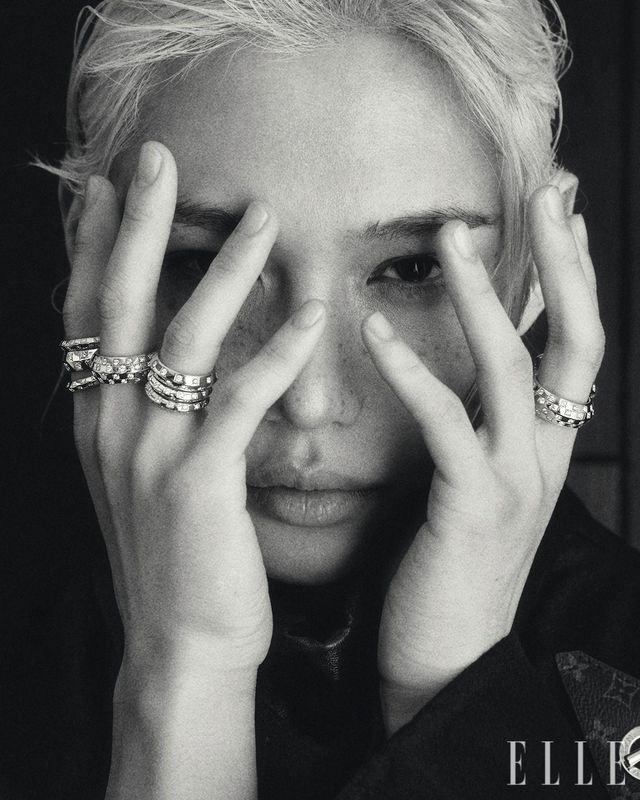 (왼쪽부터) 오른손 검지에 착용한 두 개의 르 다미에 드 루이 비통 링과 르 다미에 드 루이 비통 라지 링, 중지에 착용한 르 다미에 드 루이 비통 더블 링, 약지에 레이어드한 르 다미에 드 루이 비통 링, 왼손 중지에 착용한 르 다미에 드 루이 비통 더블 링, 검지에 착용한 르 다미에 드 루이 비통 링, 드레이프드 칼라 코트, 하이 칼라 톱은 모두 Louis Vuitton.