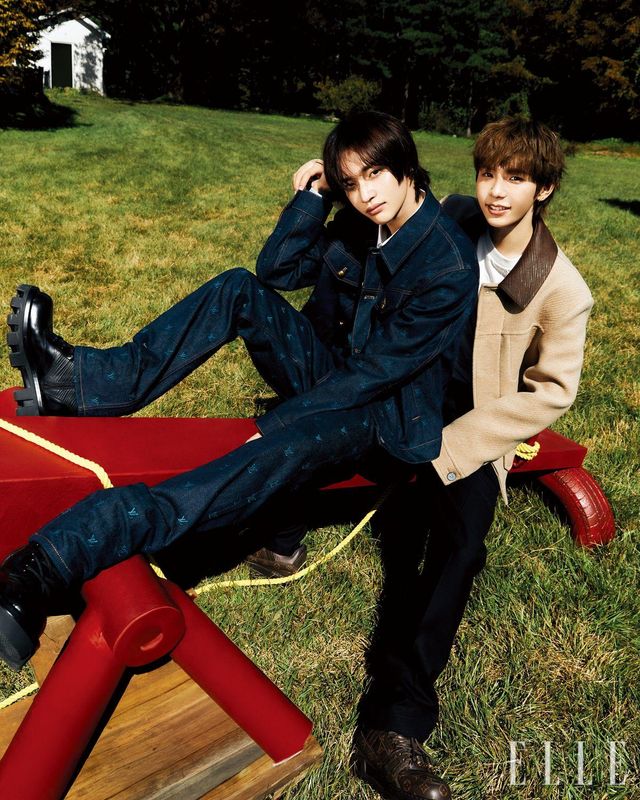 원빈이 입은 엠브로이더리 데님 블루종과 자카르 셔츠, 데님 팬츠, 레인저 부츠, 쇼타로가 입은 워크웨어 블루종과 자카르 티셔츠, 테일러드 카고 팬츠, 맥시 스니커즈는 모두 Louis Vuitton.