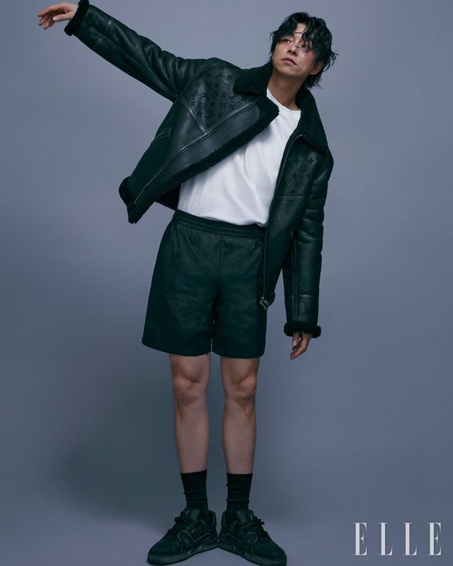 블랙 레더 보머 재킷과 화이트 티셔츠, 블랙 스윔 팬츠와 블랙 ‘LV 트레이너’ 스니커즈는 모두 Louis Vuitton.