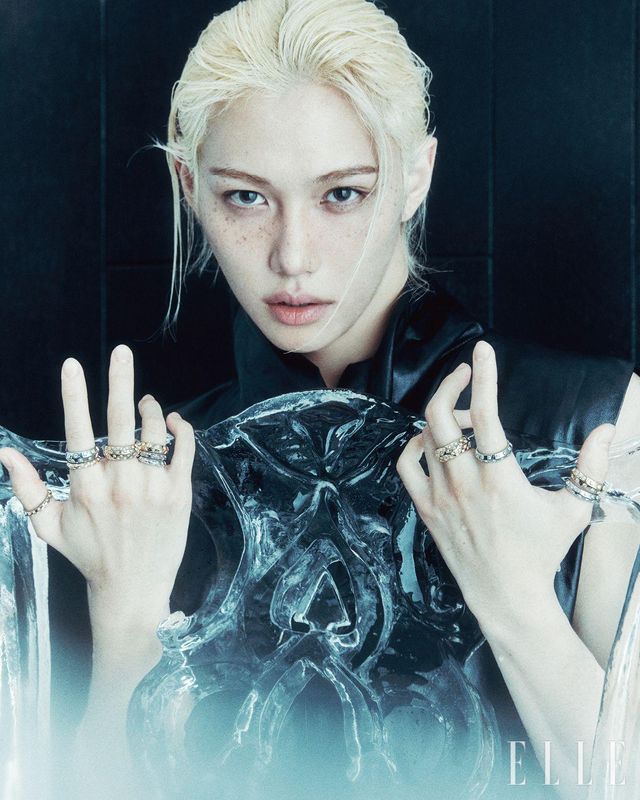 (왼쪽부터) 오른손 엄지에 착용한 옐로골드 르 다미에 드 루이 비통 링, 검지에 착용한 화이트골드 르 다미에 드 루이 비통 라지 링, 옐로골드 르 다미에 드 루이 비통 링, 중지에 착용한 다이아몬드를 2단 세팅한 르 다미에 드 루이 비통 더블 링, 약지에 착용한 옐로골드 르 다미에 드 루이 비통 링, 레이어드한 화이트골드 르 다미에 드 루이 비통 링, 왼손 중지에 착용한 옐로골드 르 다미에 드 루이 비통 더블 링, 검지에 착용한 화이트골드 르 다미에 드 루이 비통 링, 엄지에 착용한 옐로골드 르 다미에 드 루이 비통 라지 링, 화이트골드 르 다미에 드 루이 비통 링, 하이 칼라 슬리브리스 톱은 모두 Louis Vuitton.