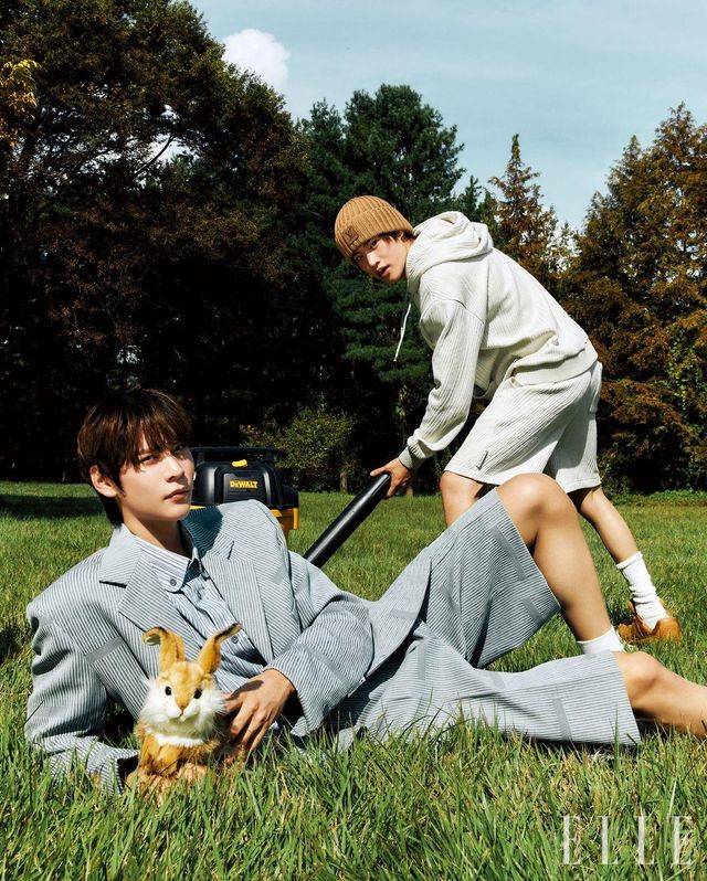 은석이 입은 싱글 버튼 재킷과 쇼트 슬리브 셔츠, 테일러드 쇼츠는 모두 Louis VuittonxPark Seo Bo. 소희가 입은 퀼티드 후디드 티셔츠와 쇼츠, 비니, 맥시 스니커즈는 모두 Louis Vuitton.