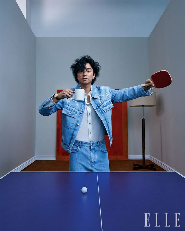 로즈골드 케이스에 실버 다이얼, 캐멀 컬러 카프 레더 스트랩을 매치한 직경 39mm 크기의 ‘에스칼’ 워치, 디스트로이드 데님 재킷과 화이트 셔츠, 데님 팬츠는 모두 Louis Vuitton.