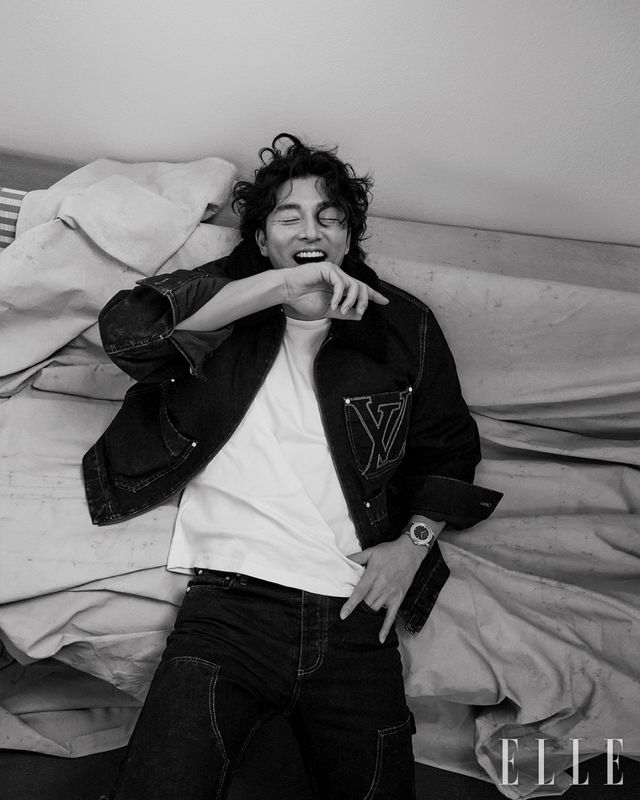 로즈골드 케이스와 블루 스트랩을 매치한 ‘에스칼’ 워치, 스티치 디테일이 돋보이는 데님 재킷과 팬츠, 화이트 티셔츠는 모두 Louis Vuitton.