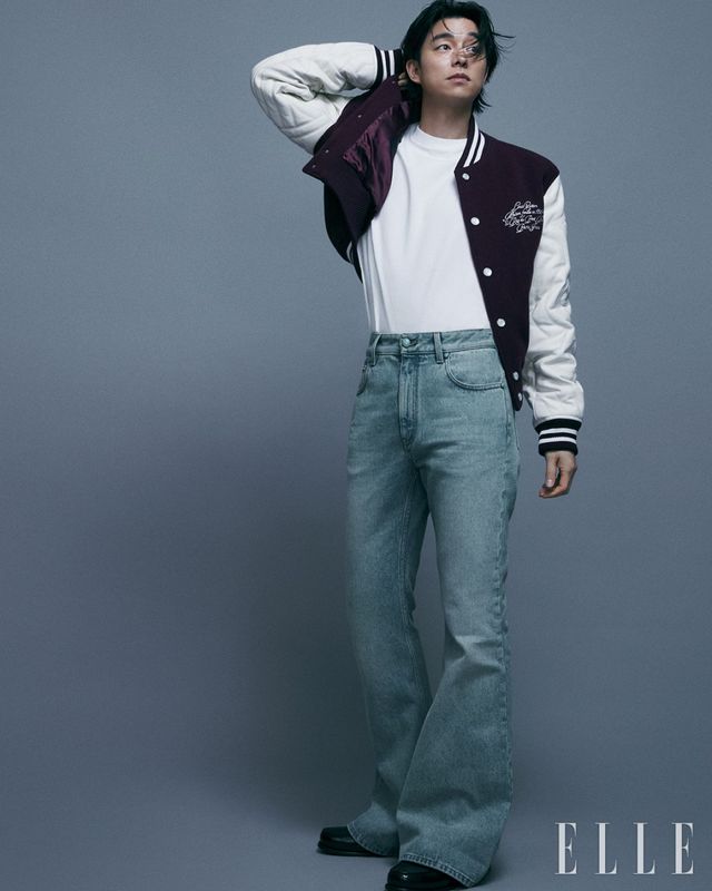 자수 디테일을 더한 바시티 재킷과 티셔츠, 부츠 컷 데님 팬츠와 블랙 ‘루이스’ 로퍼는 모두 Louis Vuitton.