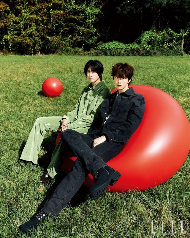 앤톤이 입은 코듀로이 셔츠와 팬츠는 모두 Louis VuittonxPark Seo Bo. 볼드 부츠는 Louis Vuitton. 성찬이 입은 모노그램 데님 블루종과 데님 팬츠는 모두 Louis Vuitton. 앵클부츠는 Louis VuittonxTimberland.