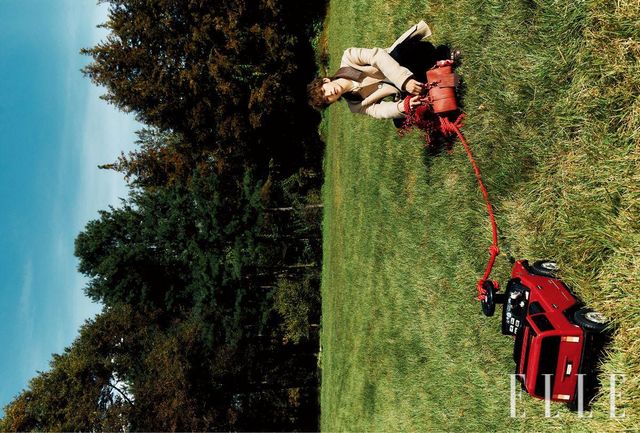 쇼타로가 입은 워크웨어 블루종과 자카르 티셔츠, 테일러드 카고 팬츠, 맥시 스니커즈는 모두 Louis Vuitton. 톱 핸들 백은 Louis VuittonxPark Seo Bo. 