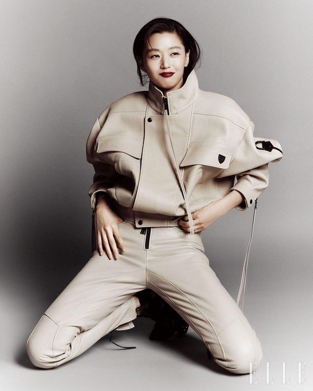 바이커 재킷과 팬츠, 부츠는 모두 Louis Vuitton.