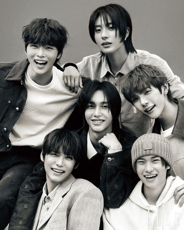 성찬이 입은 모노그램 데님 블루종과 자카르 티셔츠, 데님 팬츠, 원빈이 입은 엠브로이더리 데님 블루종과 자카르 셔츠, 쇼타로가 입은 워크웨어 블루종과 자카르 티셔츠, 소희가 입은 퀼티드 후디드와 비니는 모두 Louis Vuitton. 은석이 입은 싱글 버튼 재킷과 쇼트 슬리브 셔츠, 앤톤이 입은 코듀로이 셔츠는 모두 Louis VuittonxPark Seo Bo. 앤톤이 착용한 테일러 이어링은 Louis Vuitton. 