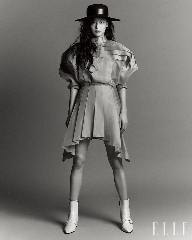 핀턱 럭비 톱과 플레어스커트, 앵클부츠, 펠트 햇은 모두 Louis Vuitton.