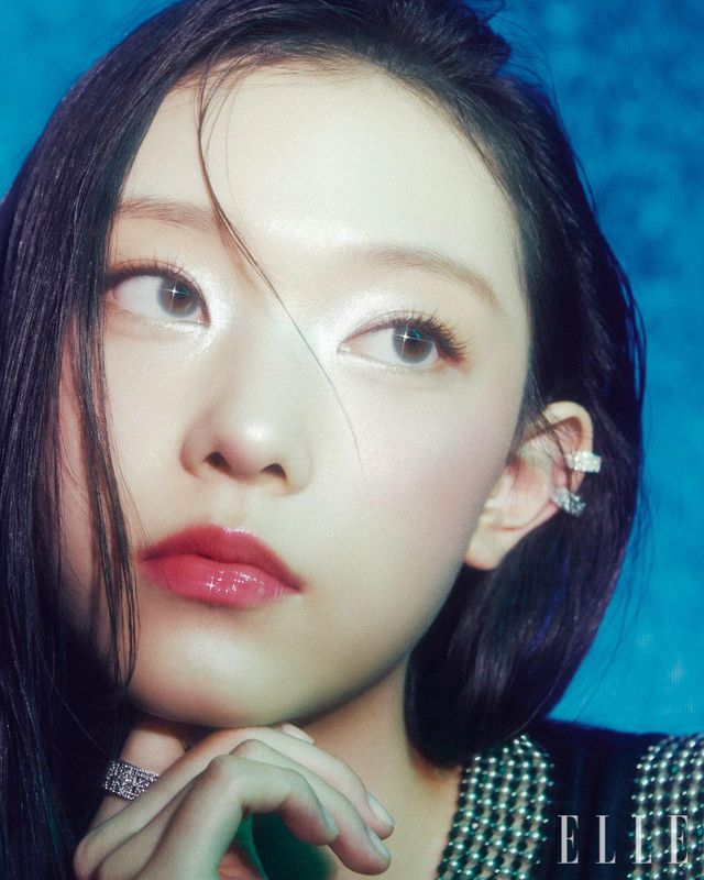 블랙 실크 니트 슬리브리스 드레스는 Dior. 주얼리는 모두 Dior Joaillerie. 