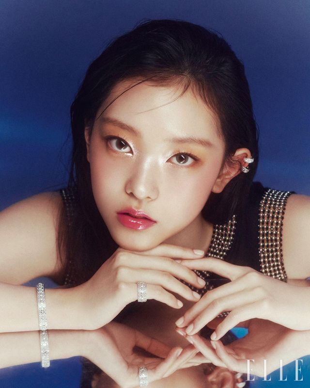 펄 엠브로이더리 디테일의 블랙 실크 니트 슬리브리스 드레스는 Dior. 화이트골드 & 다이아몬드 마이 디올 이어 커프와 브레이슬릿, 링은 모두 Dior Joaillerie. 