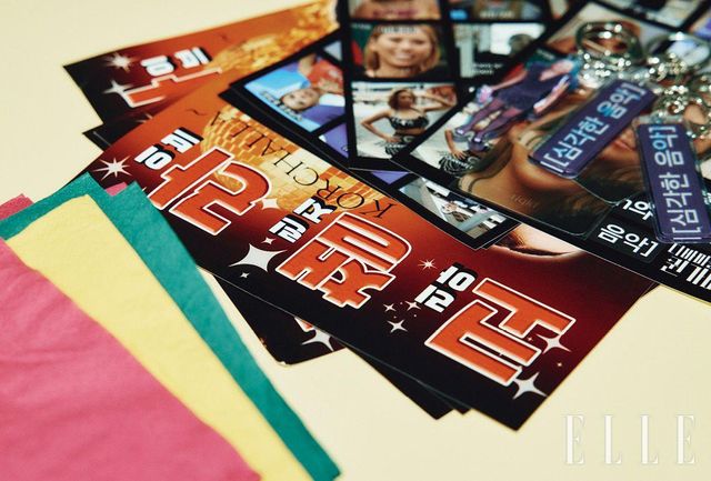 퀸가비의 코첼라 진출을 알리는 전단지 소품. 