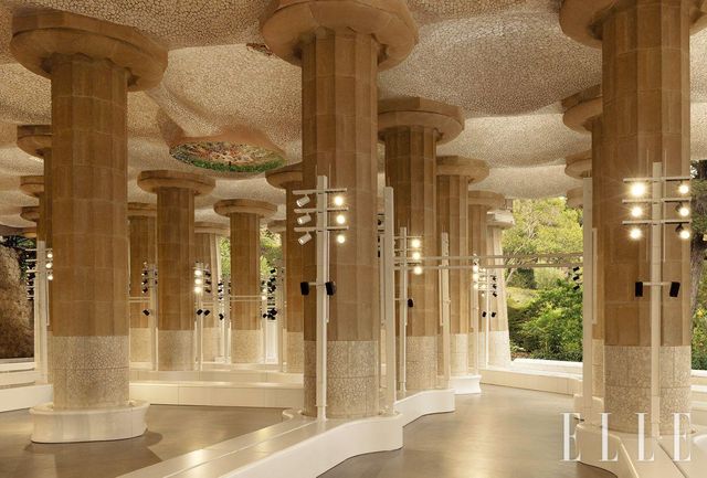 런웨이로 변신한 구엘 공원의 실내 광장. 