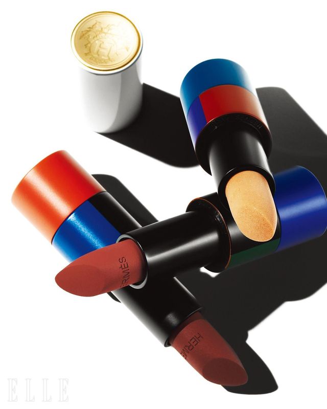 (왼쪽부터) 입술에 와인 베일을 씌운 듯 차분한 레드 컬러의 루즈 에르메스 73 루즈 나파 리미티드 에디션, 진흙처럼 짙고 붉은 뉘앙스가 입술에 따스함을 선사하는 루즈 에르메스 23 베주 도블리스 리미티드 에디션, 입술에 섬세한 빛을 드리우는 화사한 베이지빛의 루즈 에르메스 03 베주 글라세 리미티드 에디션, 각 11만2천원, Hermès Beauty.