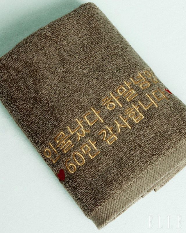 구독자 60만 돌파를 기념하는 수건. 