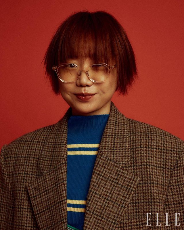 서솔이 입은 브라운 재킷은 Langer. 니트 톱은 Hands eyes heart. 