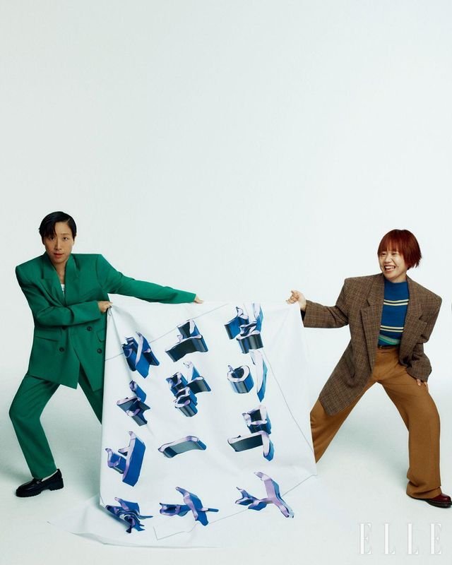 강민지가 입은 그린 재킷과 팬츠는 모두 Dint. 이너로 입은 슬리브리스 톱은 Unknown Planet. 로퍼는 Mazz by Elcanto. 레이어드한 네크리스와 삭스는 모두 스타일리스트 소장품. 서솔이 입은 브라운 재킷은 Langer. 니트 톱은 Hands eyes heart. 팬츠는 Arket. 선글라스는 Tom Ford by Dk. 슈즈와 벨트는 모두 스타일리스트 소장품. 