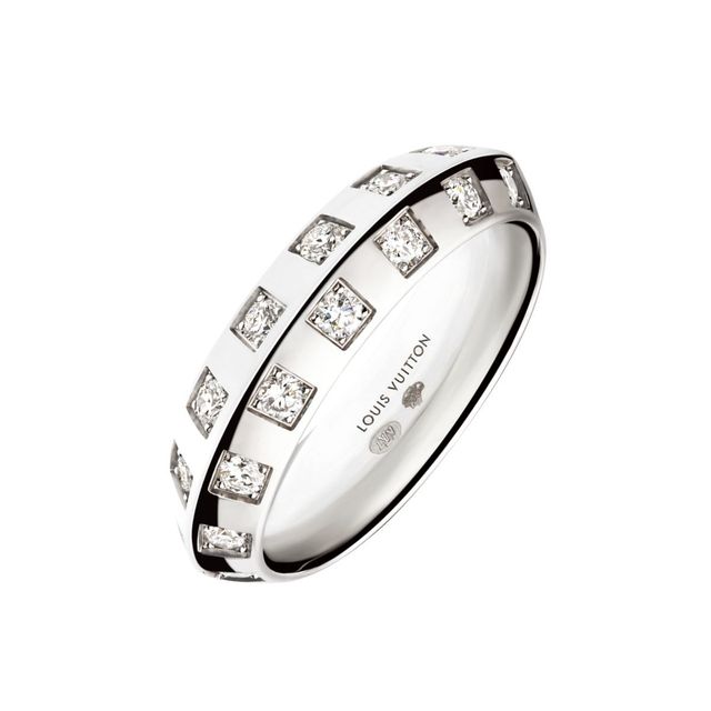 다미에 패턴과 우아한 조형미가 돋보이는 링.