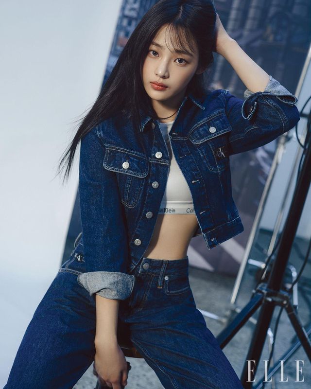 오버사이즈 데님 트러커 재킷과 와이드 데님 팬츠는 모두 Calvin Klein Jeans. 면 티셔츠 브라렛은 Calvin Klein Underwear. 