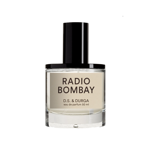 디에스앤더가 라디오 봄베이 | 인도 뭄바이에 있을 법한 오래된 샌달우드 트랜지스터 라디오가 뿜어낸 달아오른 구리, 나무 냄새에 이어 코코넛, 복숭아, 암브레트, 앰버그리스가 뭉근히 피어나는 젠더리스 오 드 퍼퓸, 50mL 22만9천원.