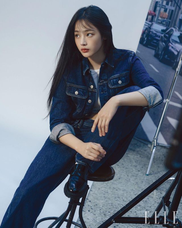 민지가 입은 오버사이즈 데님 트러커 재킷과 와이드 데님 팬츠는 모두 Calvin Klein Jeans. 면 티셔츠 브라렛은 Calvin Klein Underwear. 