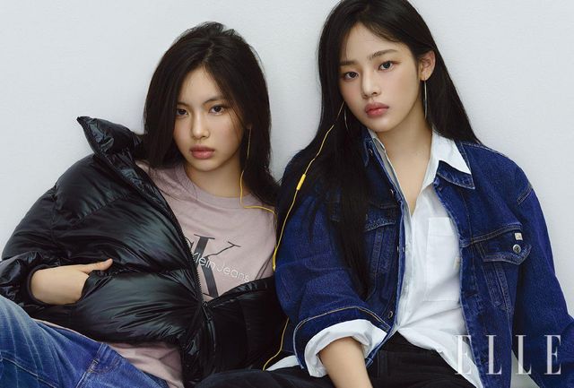 혜인이 입은 블랙 다운 재킷과 로고 프린트의 크루넥 반소매 티셔츠는 모두 Calvin Klein Jeans. 일자로 떨어지는 셀비지 데님 팬츠는 Calvin Klein. 민지가 입은 오버사이즈 데님 트러커 재킷과 포플린 화이트 셔츠, 와이드 데님 팬츠는 모두 Calvin Klein Jeans. 