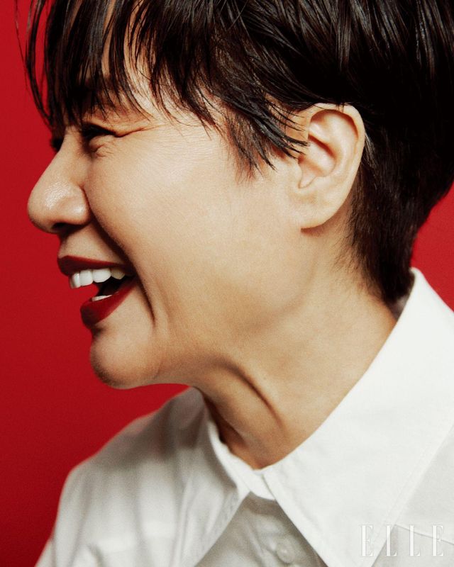 더블 커프스 화이트 셔츠는 COS.