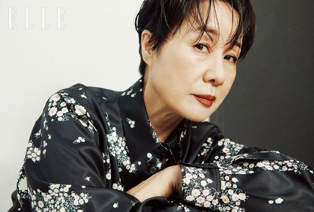 플라워 프린트의 블랙 셔츠는 Bourie.