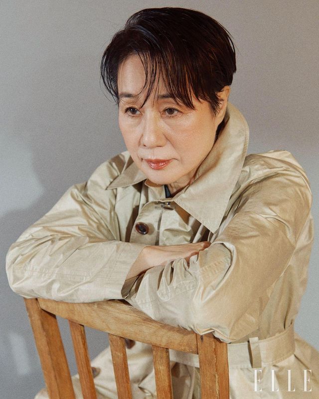 샤이니한 소재의 트렌치코트는 Bourie.