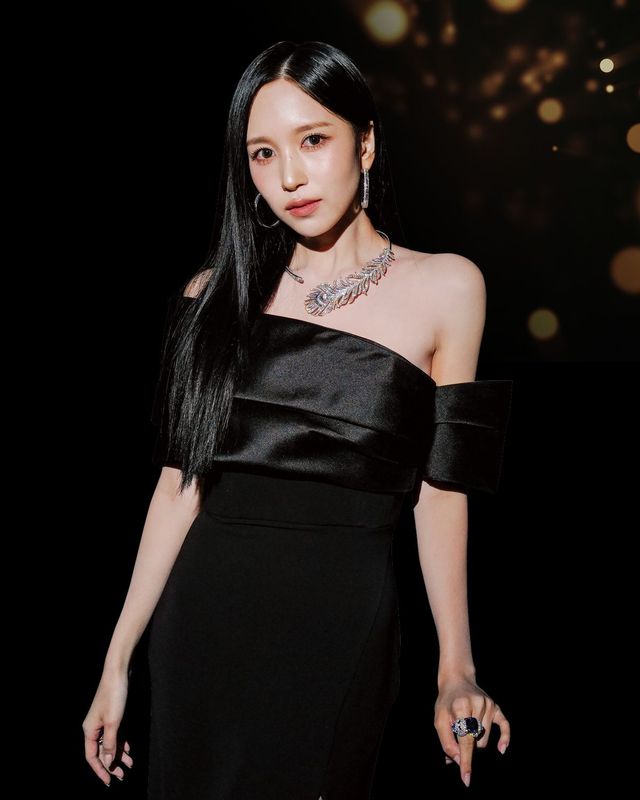 브랜드 앰배서더인 트와이스 미나. 