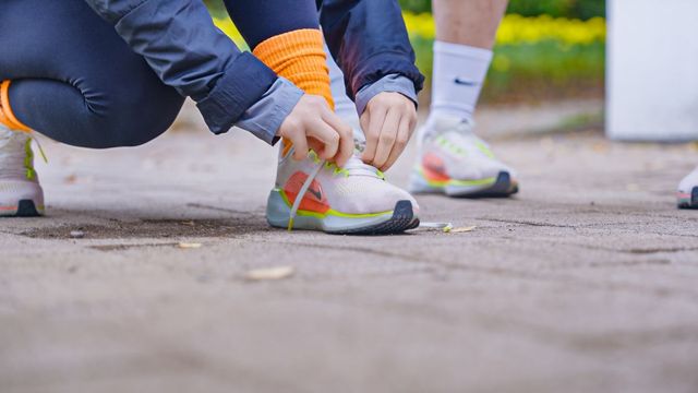 레이스 전엔 끈이 풀리지 않도록 리본을 두 번 묶어야 한다. 