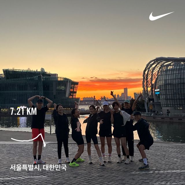 한강 러닝 후에 단체 사진.