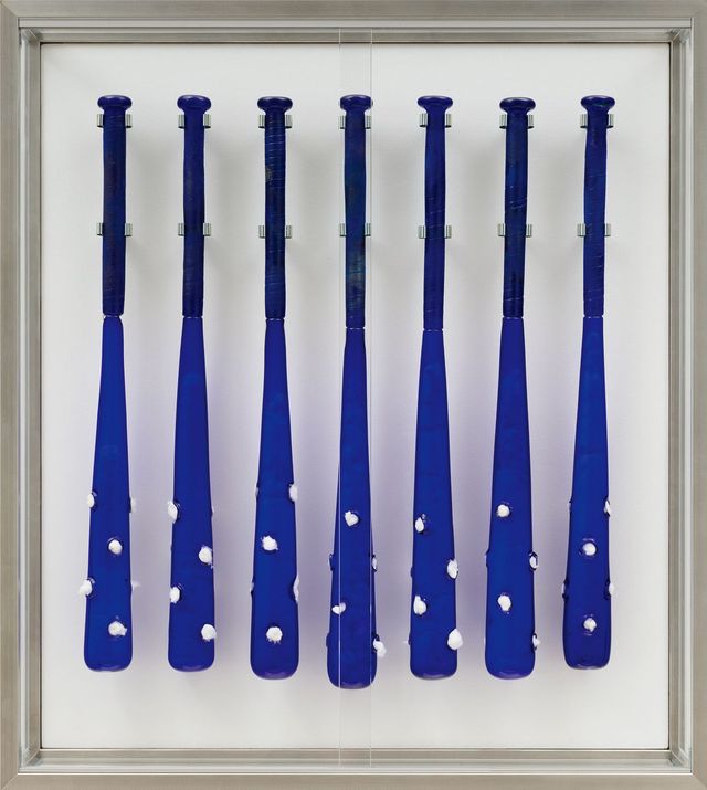 야구방망이, 푸른색의 약물병, 부드러운 솜을 한데 아울러 폭력과 치유, 제약 산업과 약물중독을 이야기한 ‘Medicine Bats(Blue)’ (2024). 