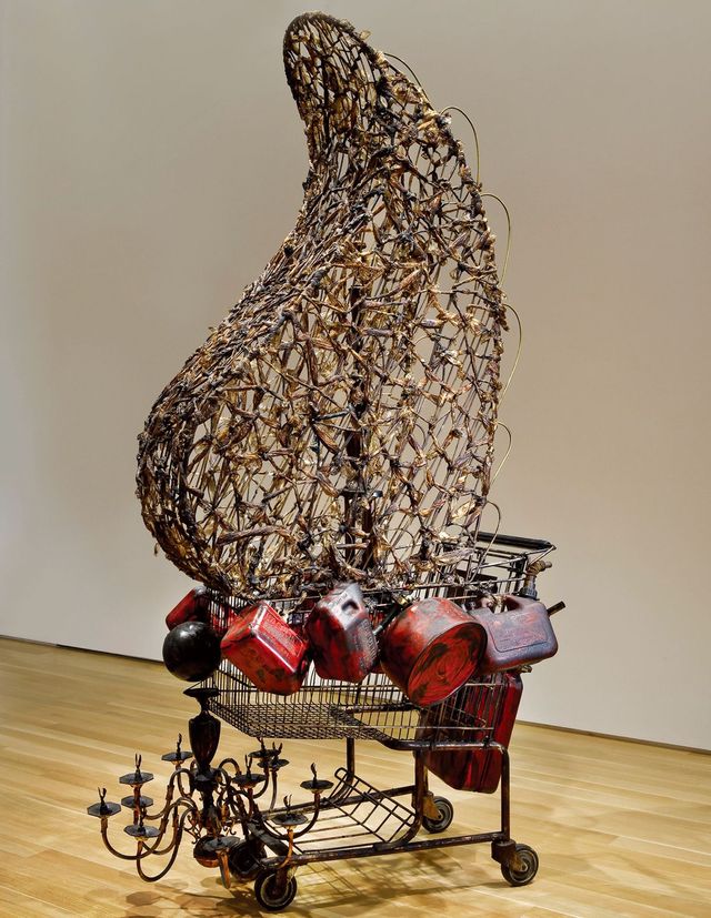 중세시대 기사를 상상하며 버려진 쇼핑 카트를 활용한 ‘Crusader’(2005). 이를 거리에 끌고 나와 현대 도시의 십자군이 된 듯한 퍼포먼스를 선보였다.