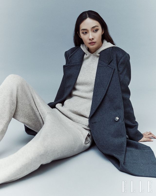 그레이 컬러의 울 블렌디드 코트, 캐시미어 블렌드 후드 풀오버, 캐시미어 블렌드 스웨터 팬츠는 모두 DKNY.